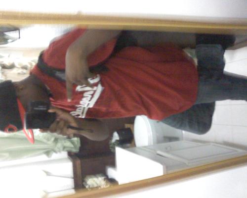alwaz chillen with da fam ...  and my homies  ..im young  decent  AFRICAN AMERICAN....17 year  old my best thing  is to play basket ball and go after my GOALS.