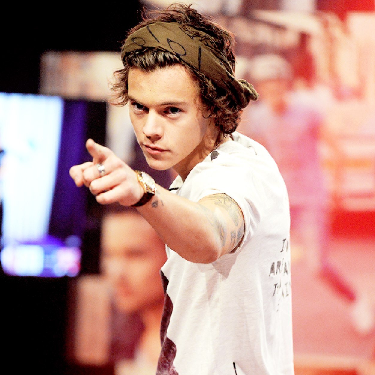 FOLLOW @WW1DActive i took the time to follow you so please !