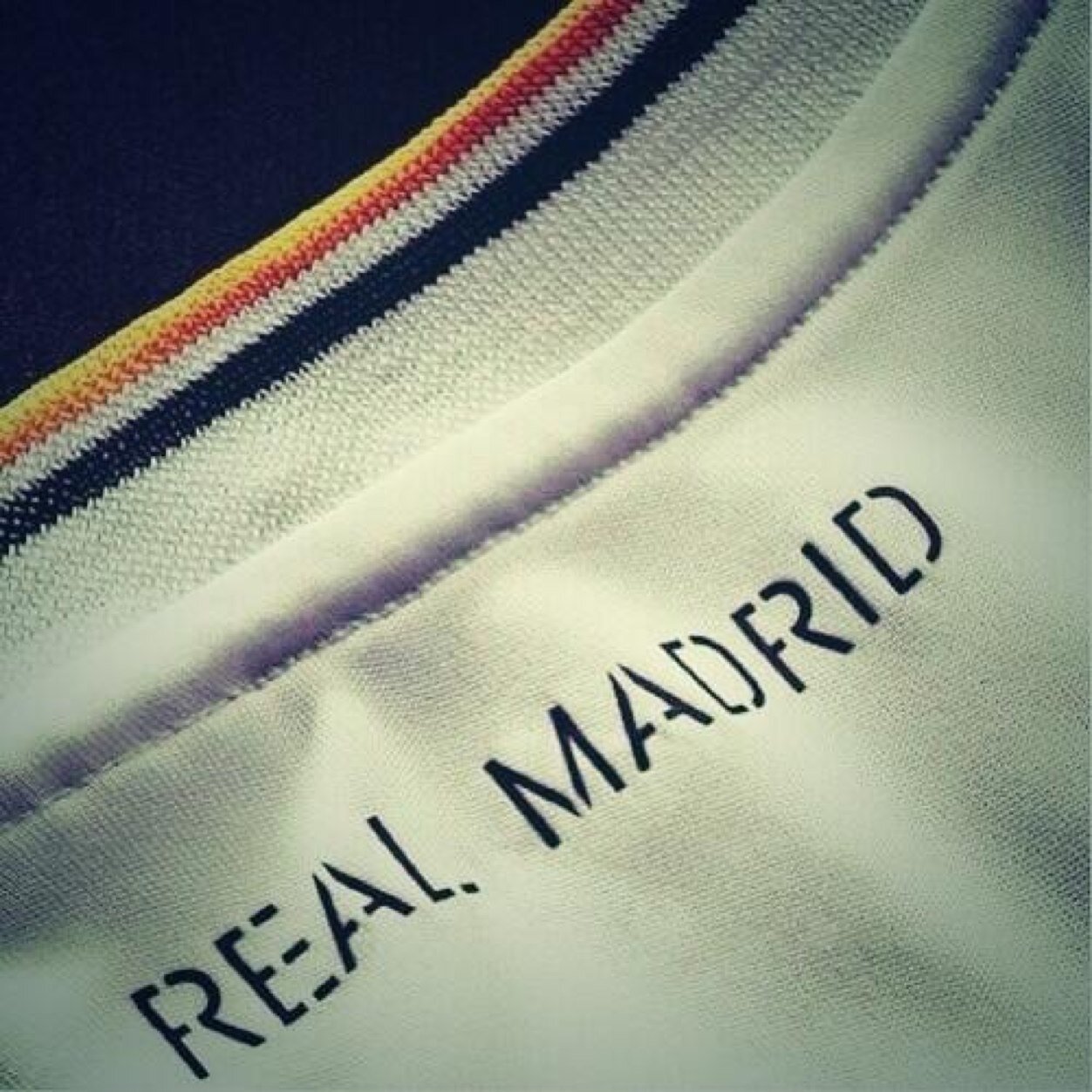 RMA_1902_'s profile picture. في الحـقـيــقــة أن تـكـون مـدريـديـاً ..  

فـهـذا يـعـنـي أن جـمـاهـيـر الأرض  

قـاطـبـة لـيـس بـمـقـدورهـا الـتـفـاخـر

أمـامـك .. مـرحـى مـدريـد !!