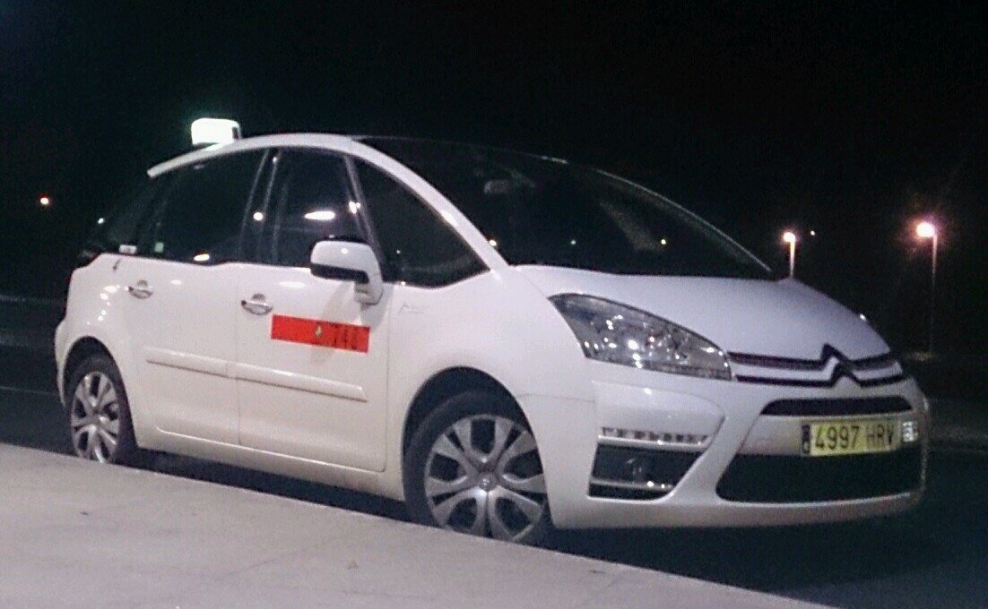 Taxi a tu servicio. A un Tweet de llevarte dónde quieras. Vas de jaiak? GAUTXORI-SERVIS.  TF/WhatsApp-+34 699491467