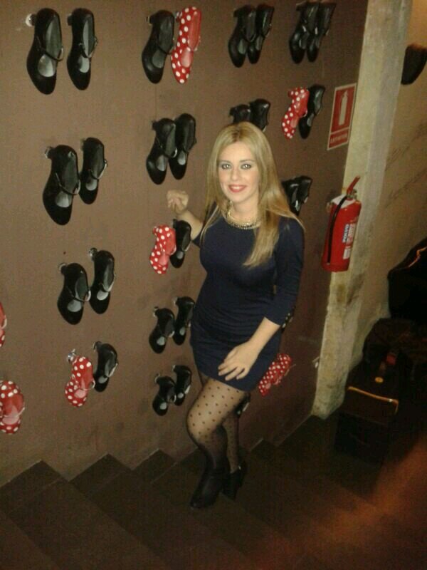 Estudiante de finanzas y contabilidad en la Universidad de Sevilla dependienta, apasionada por la moda, simpática, fiestera y enamorada de mi tierra:sevilla!