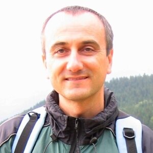 Pomáhám druhým k rozpoznávání, vytváření a uchovávání trvalých hodnot. / Helping others to recognize, create and preserve lasting values.