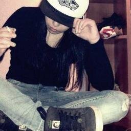 Se me moja la mora y el mechero no tira, las personas felices son todas iguales tronca, las infelices los somos cada uno a nuestra forma..