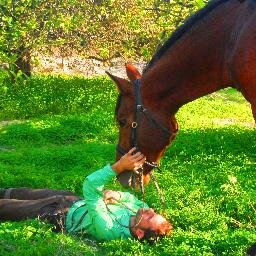Hiperactivo , feliz y sin duda cabeza hueca :D...