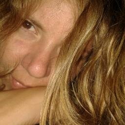 ValeriaSuaz's profile picture. Socia en @komunikrea y https://t.co/ggToRe6tq3. Publicista, diseñadora gráfica y web. Amante de los viajes a cualquier parte, del cine y de una buena cerveza.