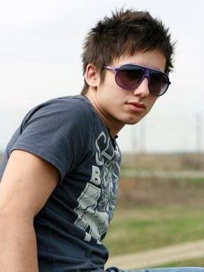 lo mas lindo en la vida es el amor.. tengo 16 años y soy un buen chico No fumo voy a bailar en VIVAI DISCO.. me gusta divertirme con mis amigos..
