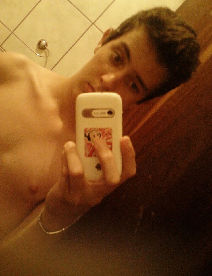sou legal ,gente boa,bonito,cheiroso,gosto de loiras e morenas e adoro tocar pk sow dj curto todo tipo de musica