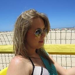Sorrir não mata. Viver não dói. Abraçar não arde. Beijar não fere. Rir não machuca. Você não tem motivos para não tentar ser feliz! (: