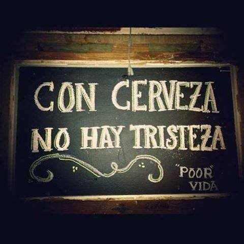 Tu vez un lindo poema, yo veo un corazón desolado.