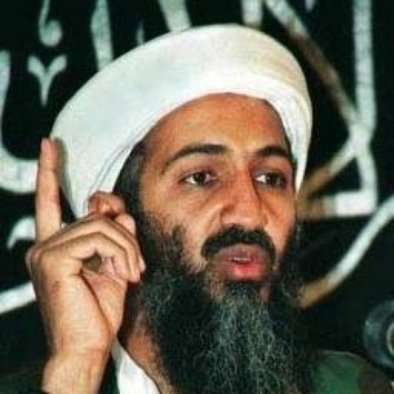 و تـشتـاقـهـم روحـي و هـم يسكنونـها ...
و قـد غـيّـبتهـم في التـراب القـوارعُ       



فلو كان للأشواق روحا دفنتها ...
و لكنّها روحي فما أنا صانعُ ؟؟