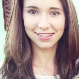 Leonina, não gosto de pessoas falsas, convencidas, prefiro as humildes, que não forçam sorrisos, mas que desfrutem a alegria nas simples coisas da vida!