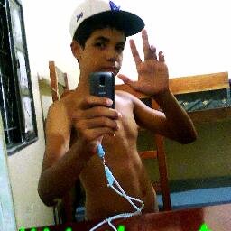 Amo futebol, curto sai com meus amigos e tudo.