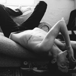 Now I cry without tears, just like breathing, I cry again, the sadness that became a home