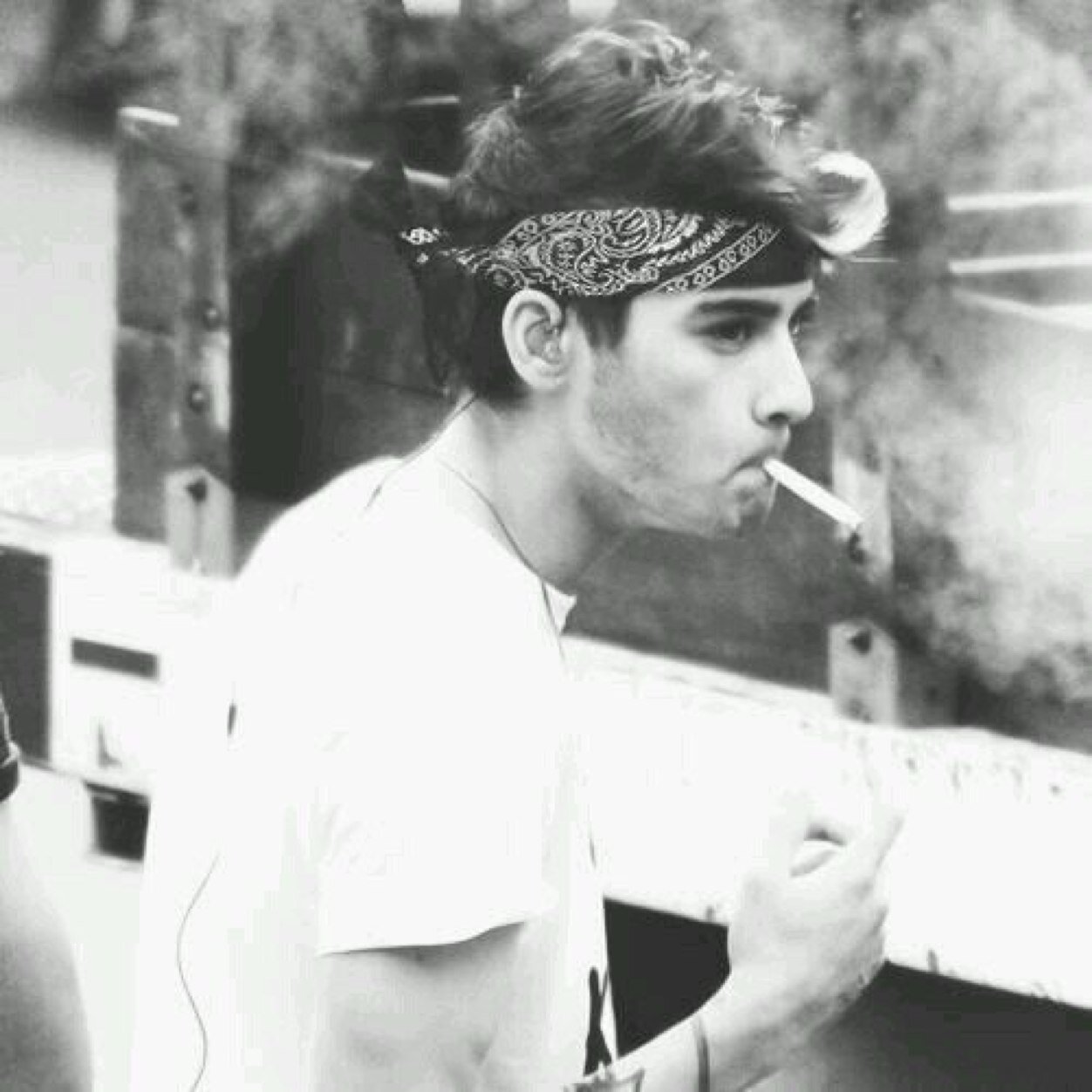 please could u go and follow @LILACNIALLOH i follow back. thank you so much
