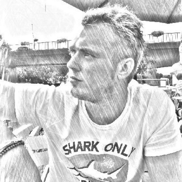 r_rom's profile picture. 