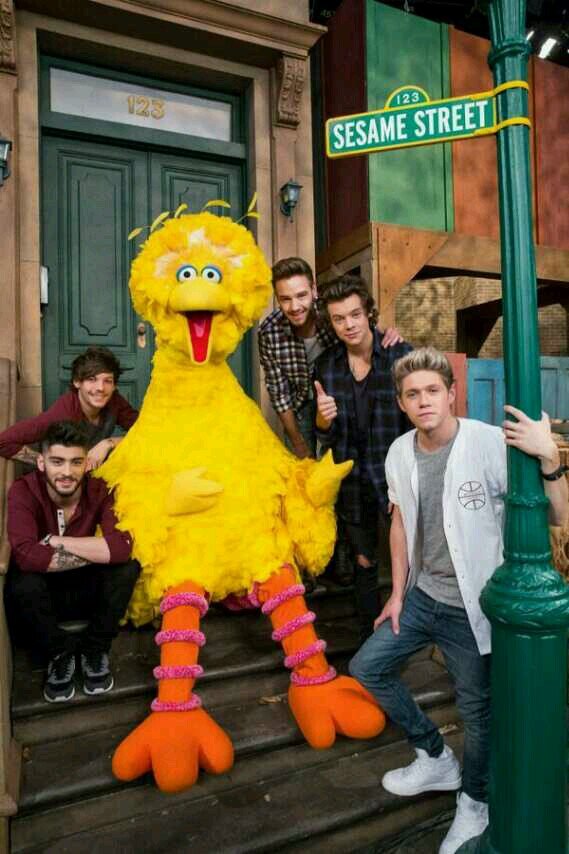 Grupo de chicas enamoradas por 5 idiotas en unas escaleras. ¿Ellos? La razón de nuestra existencia. #Directioners #Lovely's SIEMPRE.