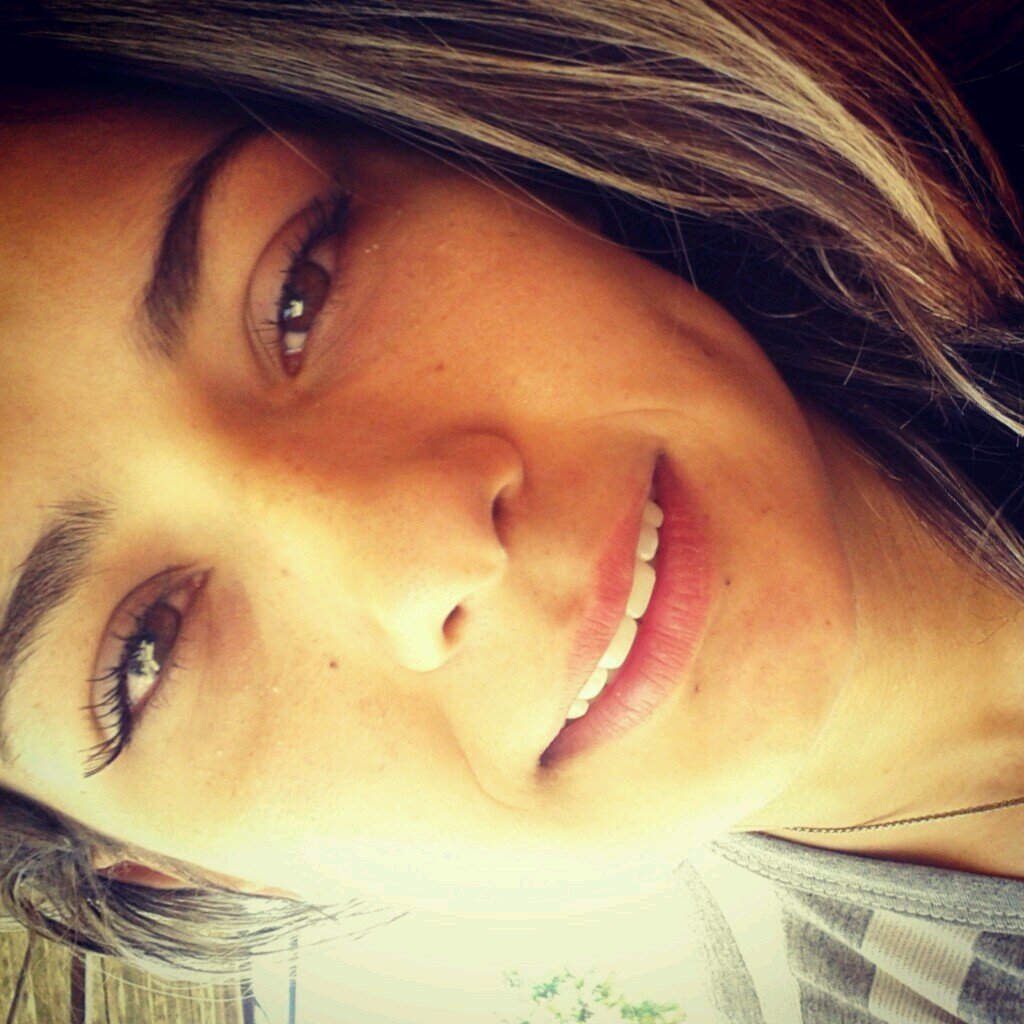 bem leonina, menina, mandona linda, sabe da sina, mina valentona fina, cheia de razão.♫ ∞