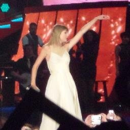 FEE FOLLOW NO NEED TO FOLLOW THIS ACCOUNT. JUST WANNA GIVE Y'ALL AN EXTRA FOLLOWER!!!!!! (: I'm @NotALotGoing0n IF you want to follow. #REDChicago 8/10/13