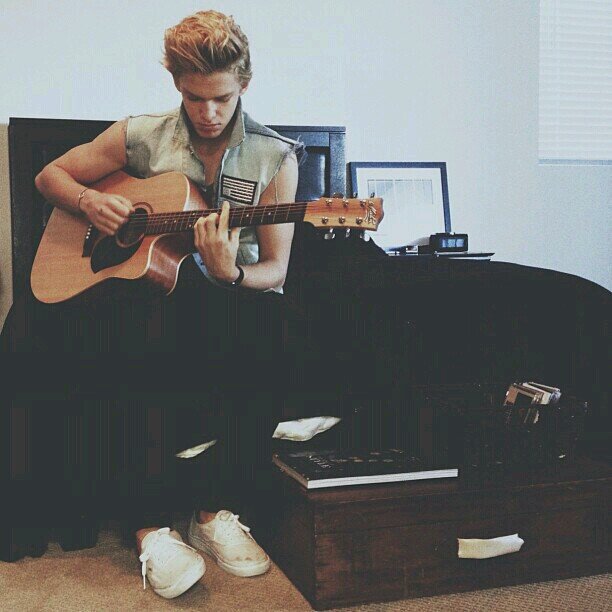 hey my names olivia and Cody Simpson is my fav // I almost got hit by codys tour bus once does that count ☆saw cody july 8th☆