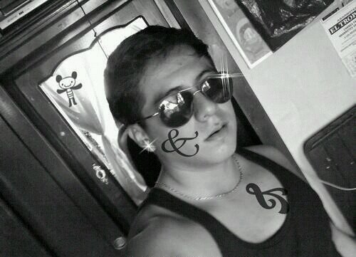 No soy ni mejor, ni peor, simplemente.... Diferente.  :().... Simplemente no mueras por una persona, vive por otra.
