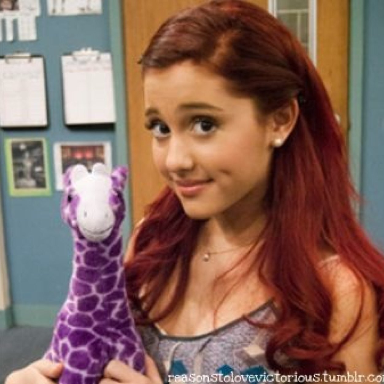 We love Ariana Grande! Follow us we follow back!!