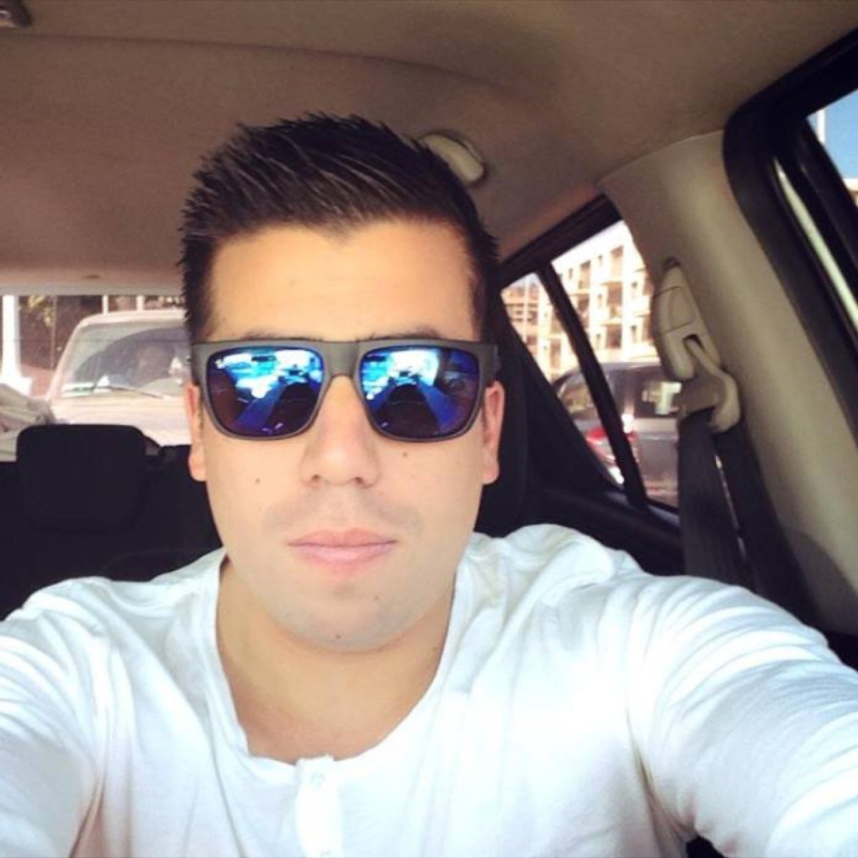 Sommelier Egresado de Administracion de Hoteles y Resataurantes. De Vina del mar, pero vivo en Santiago. Alegre, amistoso, sonador, apasionado. Disfruto la vida