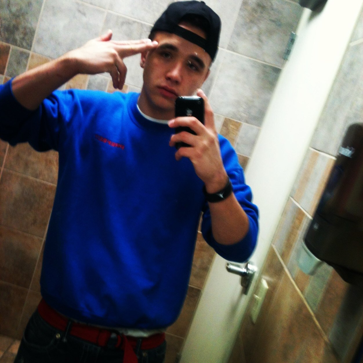 My names kendale. Im 18. Single so ladies hmu! Love ta have a good time, chill a'f and im a musician;)