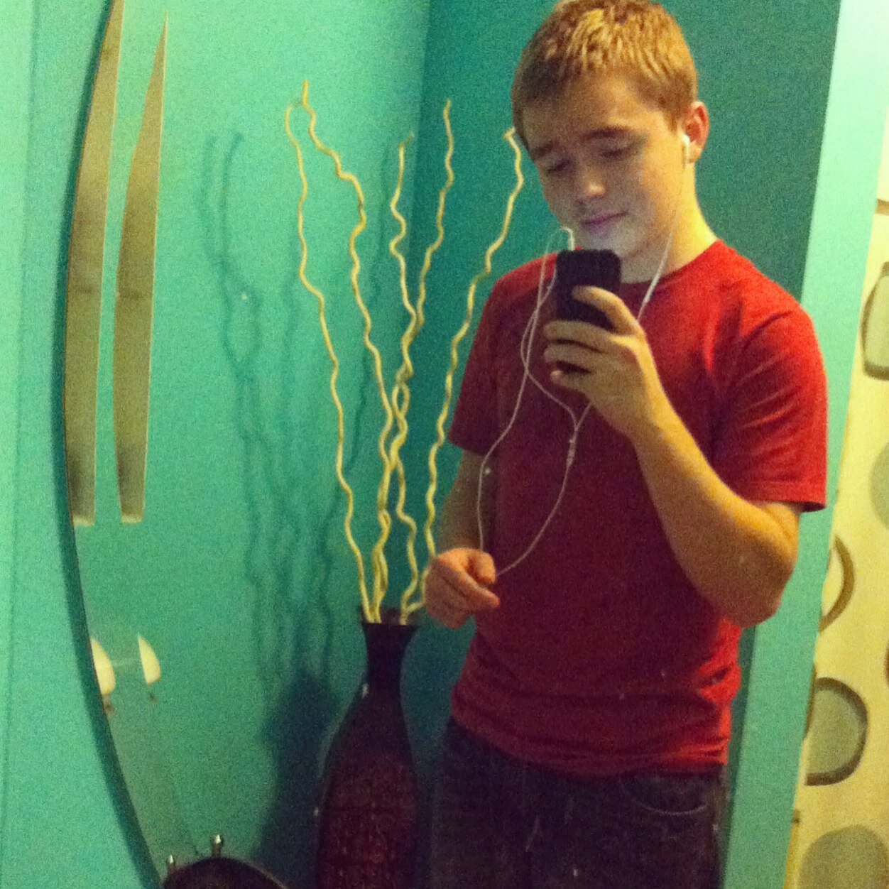 17 I go to south florence high school I'm a SENIOR Class of 2015! Instagram: noahbyrd1