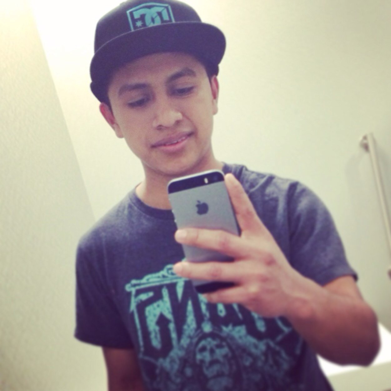 Yo era feo.                                             Pero empece a practicar Skate.            Ahora continuo Feo pero soy feliz.