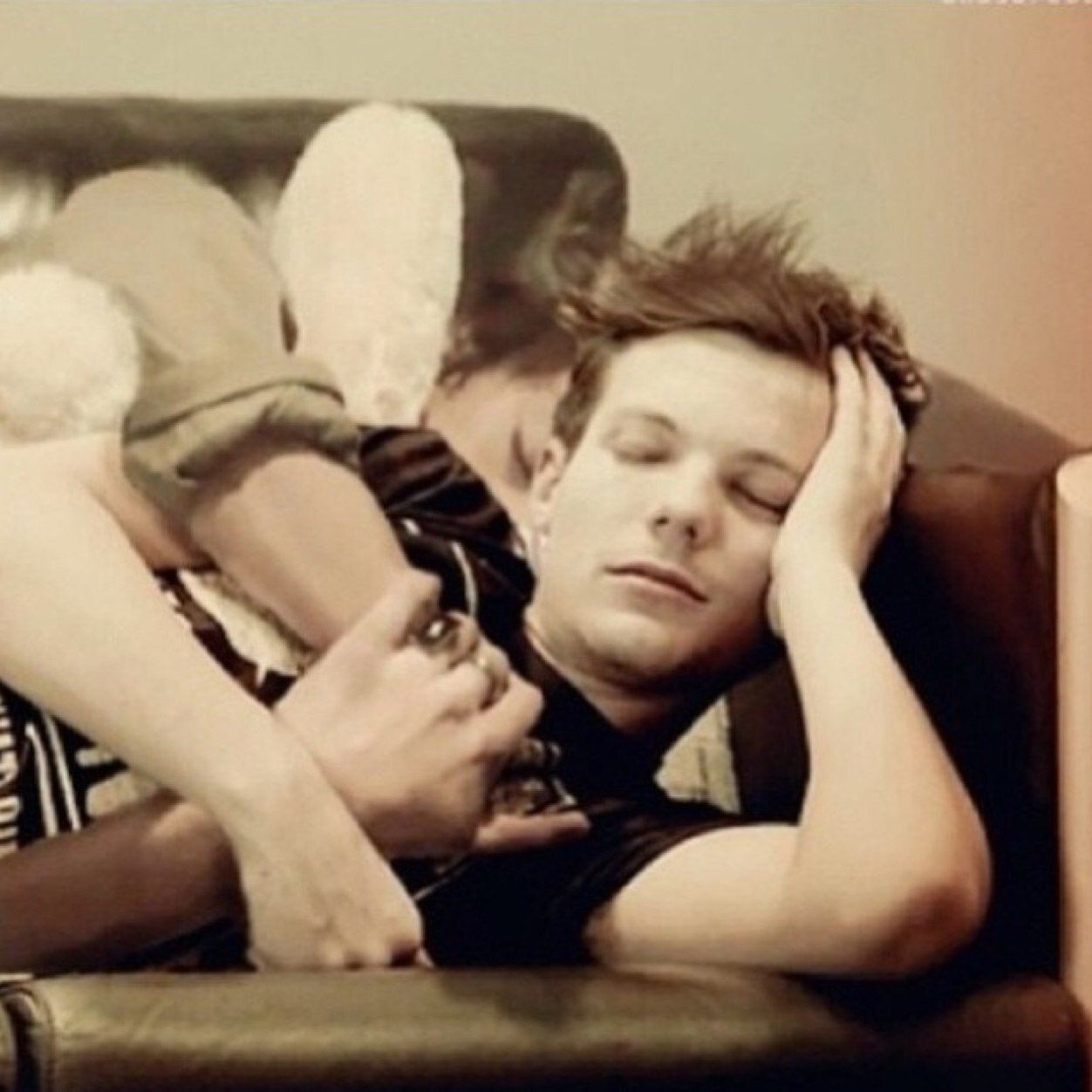 wildlarryinbed's profile picture. i'd turn lesbian for perrie edwards