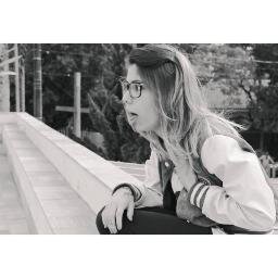 Quando ela passa não consigo me conter, com esse estilo ela me faz enlouquecer, ela é da night, praia rap sabe viver ♪ v.i.d.o.c.a @Gabrielarippi