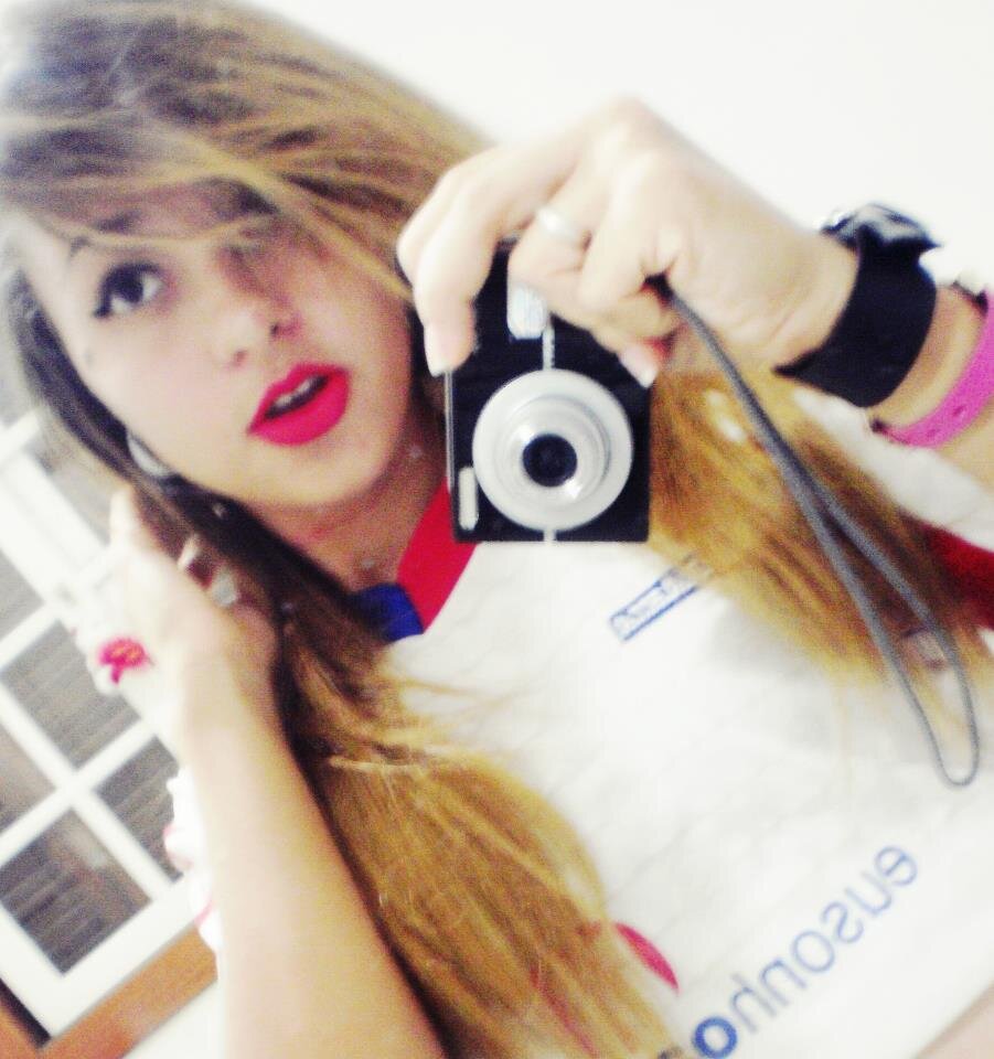 Jamais deixe que a sua felicidade dependa dos outros. Eles não deixariam de ser feliz por você.