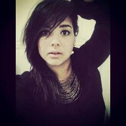 Não suporto meios termos. Por isso, não me dôo pela metade. Não sou sua meio amiga nem seu quase amor. Ou sou tudo ou sou nada.