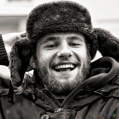 Автомобиль - не роскошь, а средство общения в автомобильной пробке.