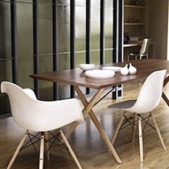 Dominidesign Möbel bietet Qualität und erschwingliche Reproduktionen von Design-Möbel von bekannten Designer wie Eames, Rohe, Azumi, Jacobsen und Breuer.