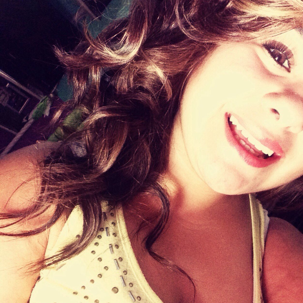 heey yoo'h (: 
well i live in sunland park(: originally form puerto ricoo!! ❤ ima proud boricua !! & i love unicorns(: i want onee! im a sophmore-.-
