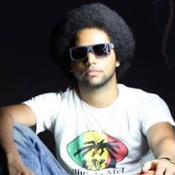 Looan Passarelli,
Cantor, inventor, bajulador e enganador, as vezes até mesmo encanador.
Muitas vezes eu tbm venho pro mundo real.
{: