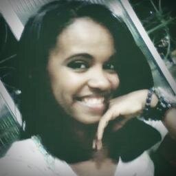 Deus , chata , ciúmenta , cariinhosa , estrovertida , sorridente , amiga , feliz , amo minha família .