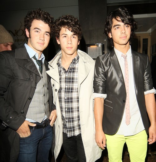 @fanofsomedisney made this page and jonas fans get to take over!! yay! ha :)