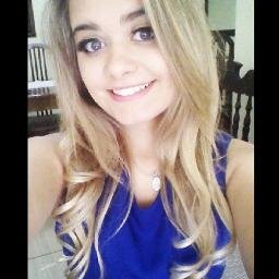 E ainda se vier noites traiçoeiras,se a cruz pesada for, Cristo estará contigo...O mundo pode até fazer você chorar,mas Deus te quer sorrindo
