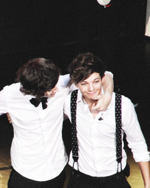 I'm a larry shipper directioner gleek lovatic smiler rusher 
hiiiiiiiiiiiii :) followback