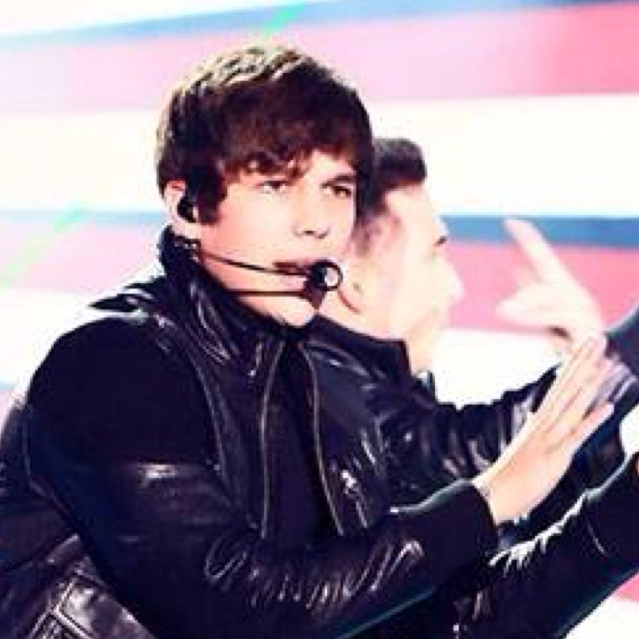Everybody is Cool! So follow usss !! #Directioners #Beliebers #Mahomies #Brats #KatyCat #Arianator etc :D #TEAMFOLLOWBACK 0/4 :(