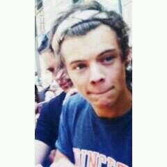 hey bby I just gave u a free follow so it would mean a lot if u could follow @zaynsqt and ask for a follow back if u want ily :) x