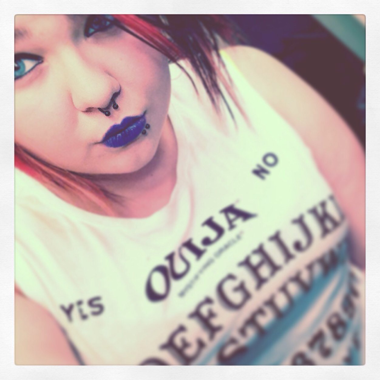 MishyVanity's profile picture. lonely. fucked up. self discusted.