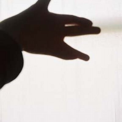 Sto Kori こないだ ノコギリがなかったんで代わりにカッターと包丁を使ったらとんでもなく怪我したんで ノコギリ 買わなきゃなあって思ってて あ そういえばあの箱に入ってたかもって探したら斧だった 斧は代用できるかなあ 斧は怪我のレベルが高そうだ