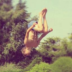 Went surfing once, now consider myself a surfer// Rockclimbing&ScubaDiving Aspiring Royal Navy Officer @charliepoppy_