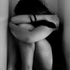 16-Sonrisas en sus labios y cortes en sus brazos- Recuerdo la vez que por primera vez deslicé la cuchilla por mi muñeca- .Anorexica, Depresiva.