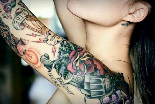 Tengo todo lo que quiero y quiero todo lo que tengo, vivo como una reina sin rey ni ley. Rap y tech house como forma de vida. Dilatas, tattoos y fuera.