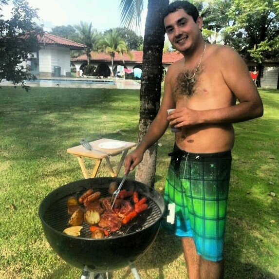 AlejofHernandez's profile picture. Me dijeron que para enamorarla tenía que hacerla sonreír. El problema es que cada vez que sonríe, me enamoro yo. (Bob Marley)