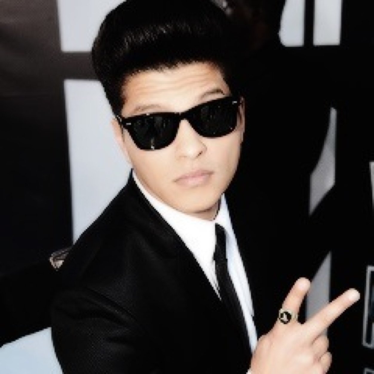 opzmars's profile picture. eu só queria saber quem era o cara que cantava com macacos